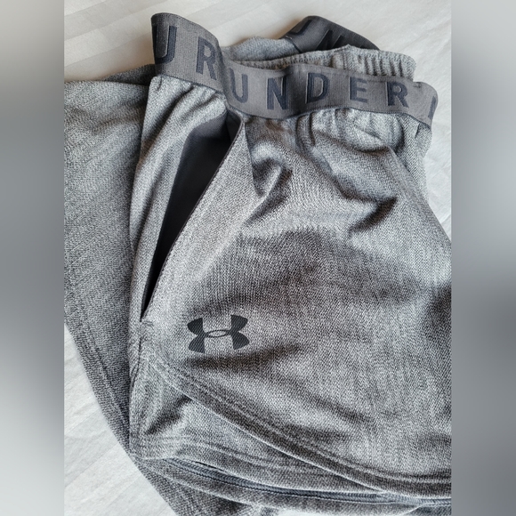 Size S Under Armour Shorts. Like New. - Picture 3 of 4